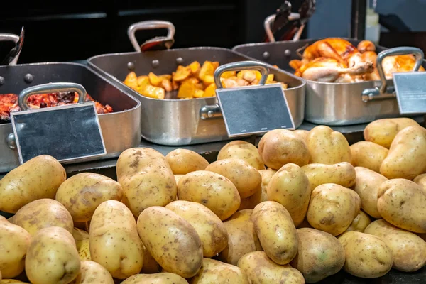 Batata e pratos diferentes em um mercado. alimentos . — Fotografia de Stock