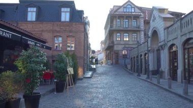 Tiflis, Gürcistan - 08.12.2019: Eski Tiflis sokaklarında seyahat.