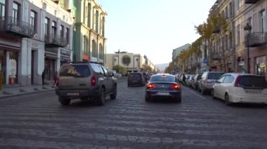 Tiflis, Gürcistan - 07.12.2019: Tiflis 'teki Aghmashenebeli Bulvarı' nda araba sürmek.