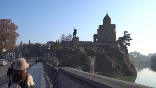 Tiflis Georgia 2019 Iglesia Metekhi Monumento Rey Vakhtang Gorgasali Tiflis — Vídeos de Stock