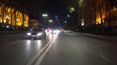Tiflis, Gürcistan - 07.12.2019: Shota Rustaveli Bulvarı 'nda Gece Birçok Araba.