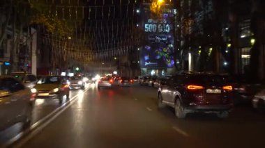Tiflis, Gürcistan - 07.12.2019: Shota Rustaveli Bulvarı 'nda Gece Birçok Araba.