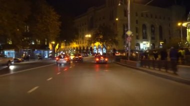 Tiflis, Gürcistan - 07.12.2019: Shota Rustaveli Bulvarı 'nda Gece Birçok Araba.