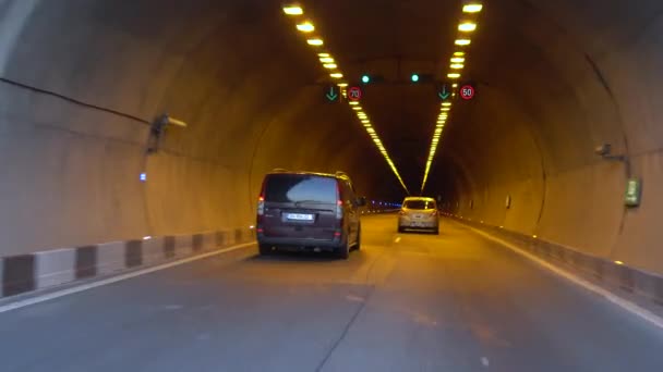 ジョージア トンネルを通って道路に車の運転 — ストック動画