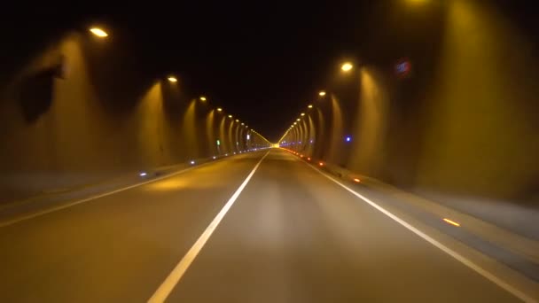 ジョージア トンネルを通って道路に車の運転 — ストック動画