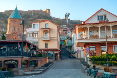 Tiflis, Gürcistan - 08.12.2019: Geleneksel oymalı balkon ve 