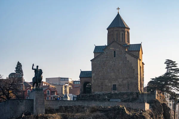 Metekhi Church and monument of King Vakhtang I Gorgasali, Tbilis — ストック写真