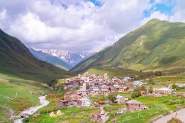 Shkhara Mt. eteklerindeki Ushguli köyünün görünümü. Resim