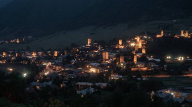Güzel ışıklı Svan Kuleleri ile Mestia'da gece manzarası 