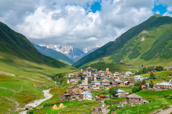 Vista del pueblo de Ushguli al pie del monte. Shkhara. Imágenes —  Fotos de Stock