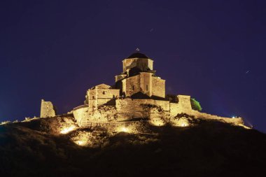 Mtskheta yakınlarındaki Jvari Manastırı'nın gece manzarası. Unesco dünya herita