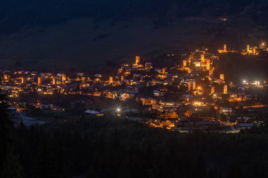 Güzel ışıklı Svan Kuleleri ile Mestia'da gece manzarası 
