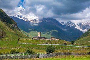 Shkhara Mt. eteklerindeki Ushguli köyünün görünümü. Lamaria 