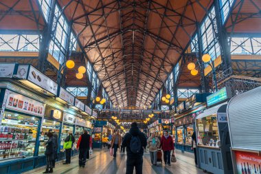 Budapeşte, Macaristan - 10.11.2018: Trai yakınlarındaki kapalı alışveriş alanı