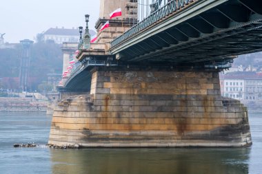 Buda 'daki Tuna Nehri üzerindeki Zincir Köprüsü' nün güzel manzarası
