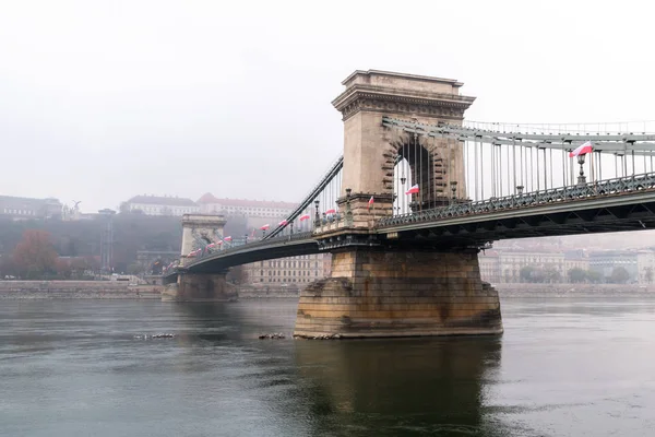 Beautiful view of the Chain Bridge over the Danube river in Buda — Stock Photo, Image