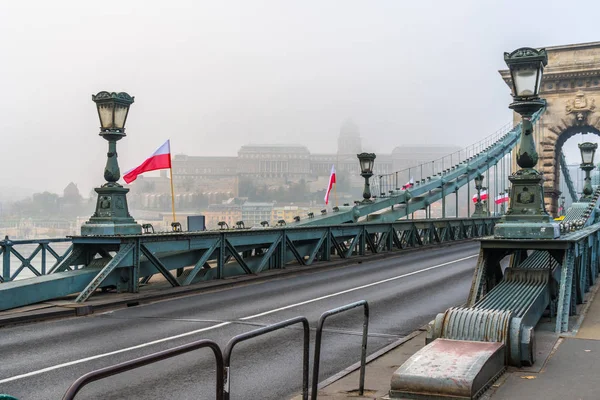 Belle vue sur le pont de la chaîne sur le Danube à Buda — Photo