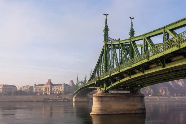 A Ponte da Liberdade em Budapeste, na Hungria, conecta Buda e — Fotografia de Stock