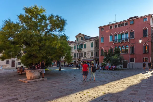 Venecia, Italia - 15.08.2018: Hermosa vista de fachadas de colores o — Foto de Stock