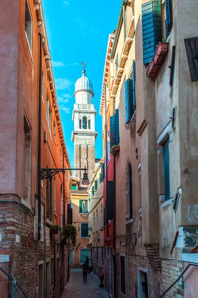 Venecia, Italia - 16.08.2018: Hermosa vista de fachadas de colores o — Foto de Stock