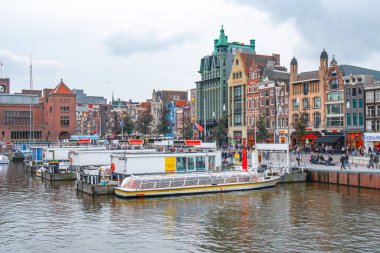 Amsterdam, Hollanda - 14.10.2019: Damrak stre 'nin mimarisi