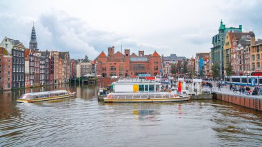 Amsterdam, Hollanda - 14.10.2019: Damrak stre 'nin mimarisi