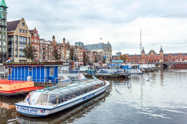 Amsterdam, Hollanda - 14.10.2019: Damrak stre 'nin mimarisi