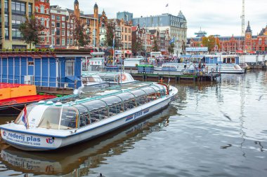Amsterdam, Hollanda - 14.10.2019: Damrak stre 'nin mimarisi