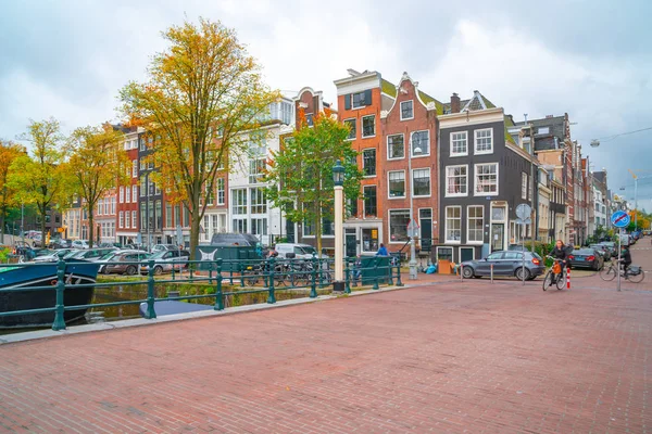 Amsterdam, Paesi Bassi - 15.10.2019: Scena tipica di Amsterdam — Foto Stock