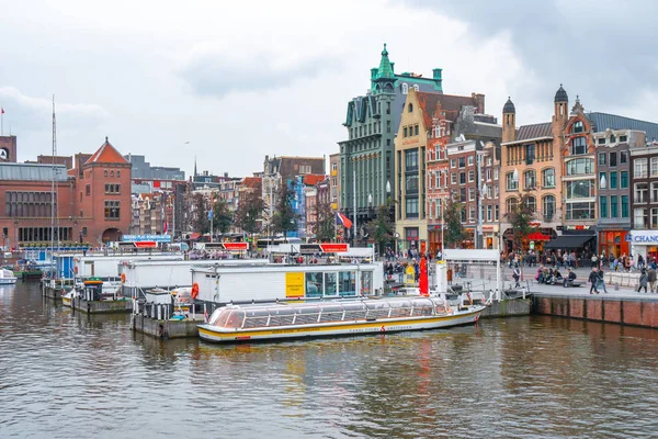 Amsterdam, Paesi Bassi - 14.10.2019: Architettura di Damrak stre — Foto Stock