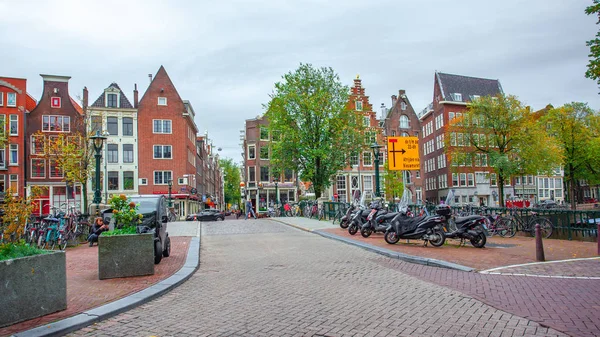 Amsterdam, Paesi Bassi - 14.10.2019: Scena tipica di Amsterdam — Foto Stock