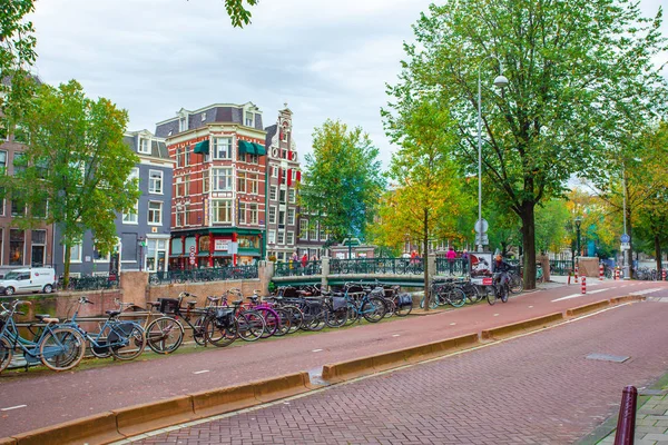 荷兰阿姆斯特丹- 2019年10月14日：典型的阿姆斯特丹场景机智 — 图库照片