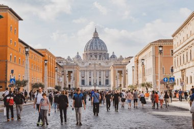 Vatikan (Roma), İtalya - 28.10.2019: St. Peter Meydanı önünde 