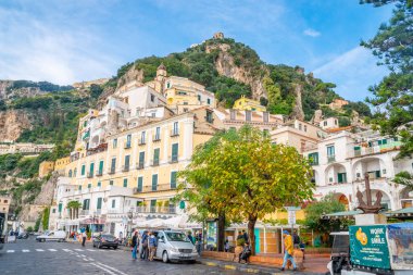 Amalfi, İtalya - 01.11.2019: Amalfi 'de güzel renkli evler.