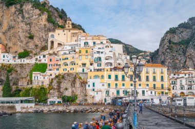 Amalfi, İtalya - 01.11.2019: Amalfi 'de güzel renkli evler.