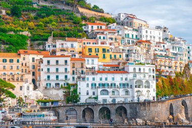 Amalfi, İtalya - 01.11.2019: Amalfi 'de güzel renkli evler.