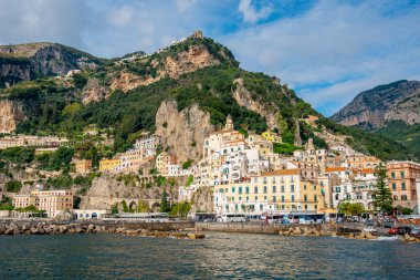 Amalfi, İtalya - 01.11.2019: Meditasyon sahili Amalfi şehri
