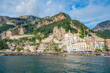 Amalfi, İtalya - 01.11.2019: Meditasyon sahili Amalfi şehri