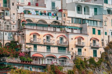 Amalfi 'de güzel renkli evler. Amalfi Sahili.