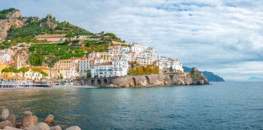 Sabahları Akdeniz kıyısındaki Amalfi şehri, ben...