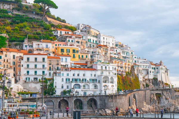 Amalfi, Italia - 01.11.2019: Hermosas casas de colores en Amalfi . — Foto de Stock