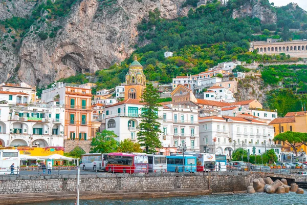 Amalfi, Italia - 01.11.2019: Bellissime case colorate ad Amalfi . — Foto Stock