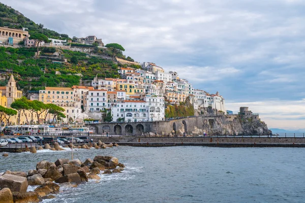 Amalfi,イタリア- 01.11.2019:メディターの海岸にあるAmalfiの街並み — ストック写真