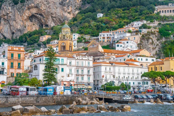 Amalfi, italien - 01.11.2019: schöne farbenfrohe häuser in amalfi. — Stockfoto