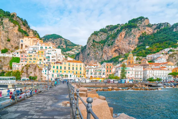 Amalfi,イタリア- 01.11.2019:メディターの海岸にあるAmalfiの街並み — ストック写真