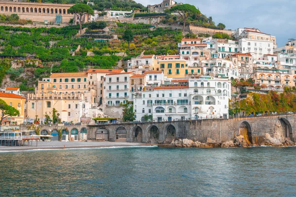 Amalfi, Italië - 01.11.2019: Amalfi stadsgezicht aan de kust van mediter — Stockfoto