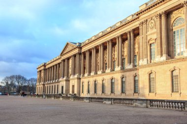 Louvre Müzesi dünyanın en büyük sanat müzesi ve bir histor.