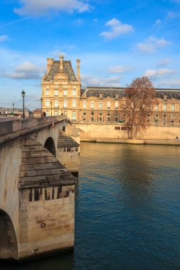Paris, Fransa - 16.01.2019: Louvre Müzesi ve Pont d.