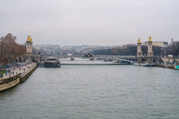 Paris, Fransa - 20.01.2019: Tarihi köprü (Pont Alexandre II.) — Stok fotoğraf