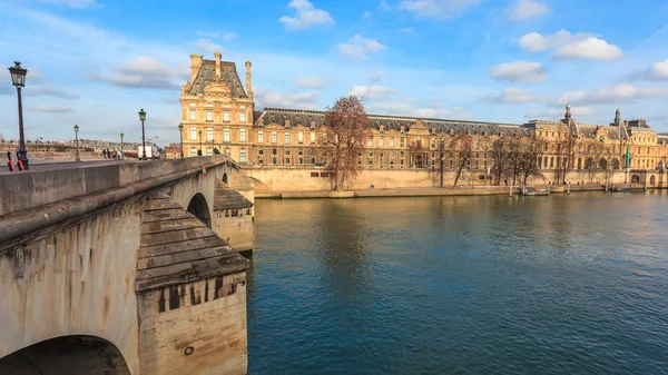 Paris, França - 16.01.2019: Vista do Museu do Louvre e Pont d — Fotografia de Stock